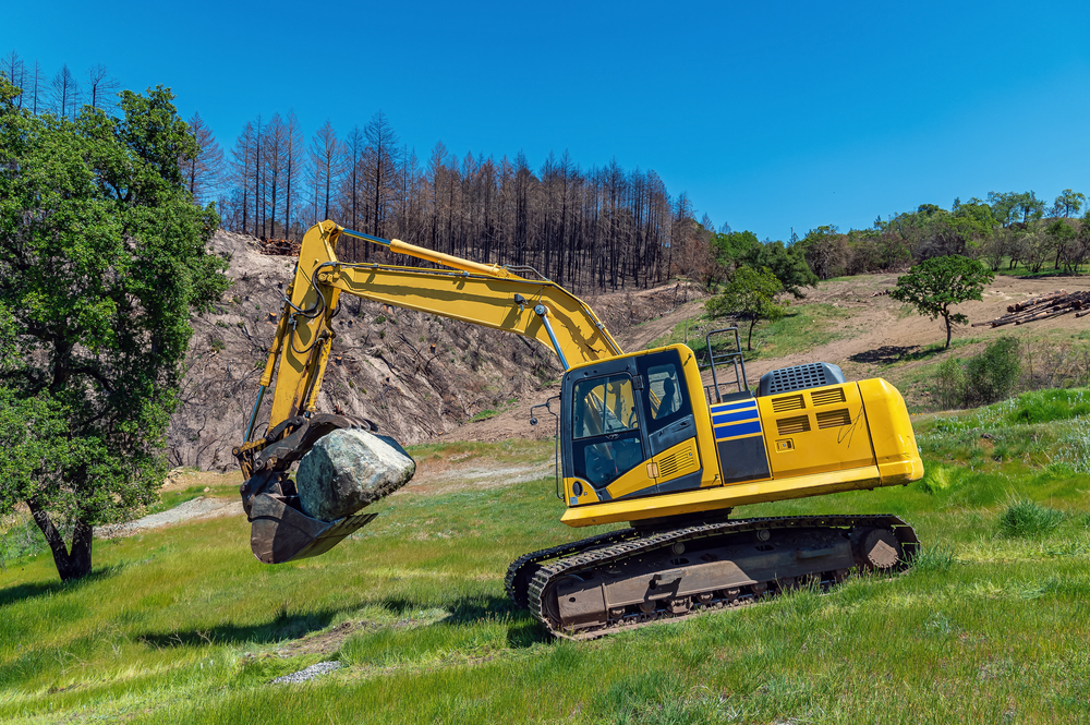 excavator with hydraulic thumb